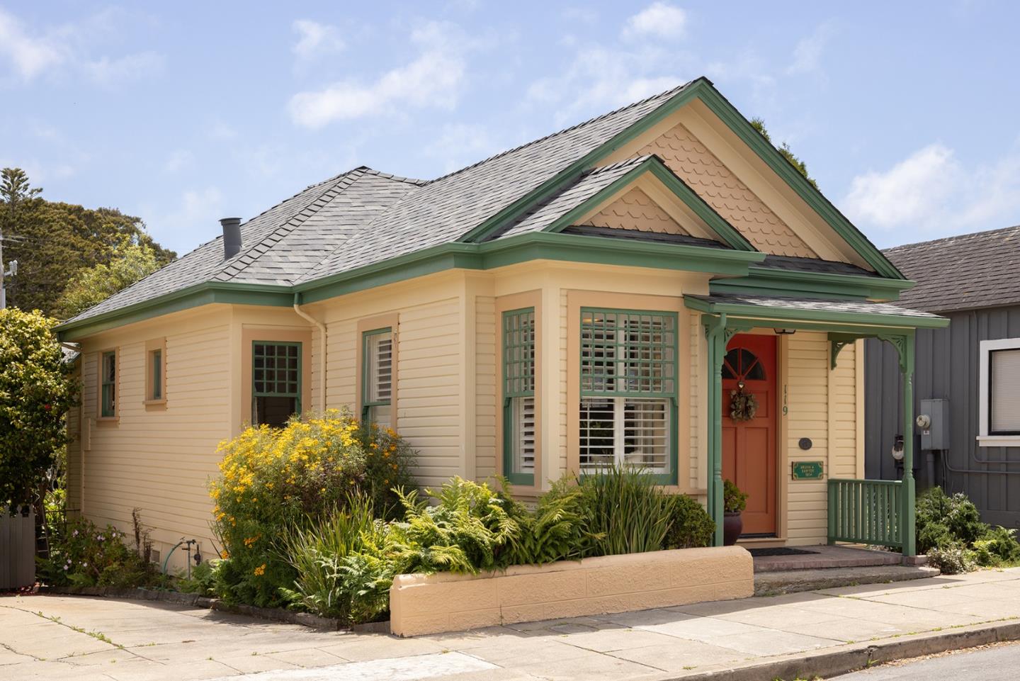 Detail Gallery Image 4 of 30 For 119 Fountain Ave, Pacific Grove,  CA 93950 - 2 Beds | 2 Baths