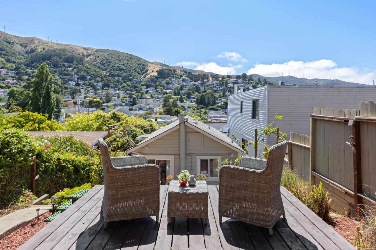 Detail Gallery Image 5 of 36 For 129 Alvarado St, Brisbane,  CA 94005 - 2 Beds | 1 Baths