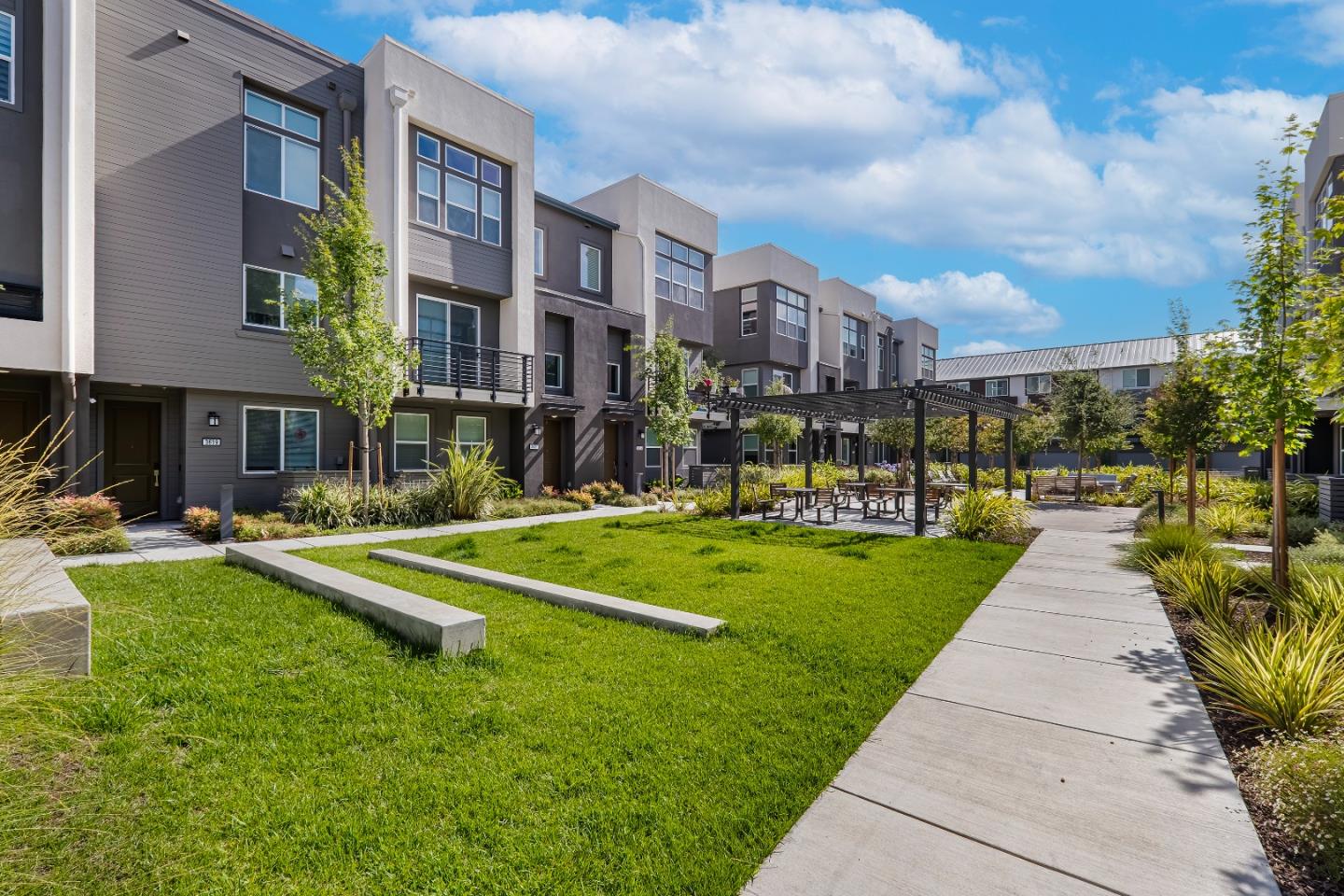 Detail Gallery Image 4 of 39 For 3697 Access Cmn, Fremont,  CA 94538 - 2 Beds | 2/1 Baths
