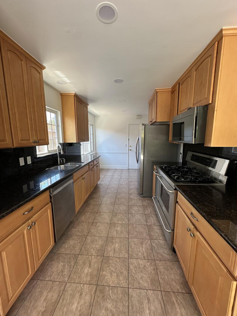 Detail Gallery Image 4 of 18 For 467 Luther Dr, Santa Clara,  CA 95051 - 3 Beds | 2 Baths