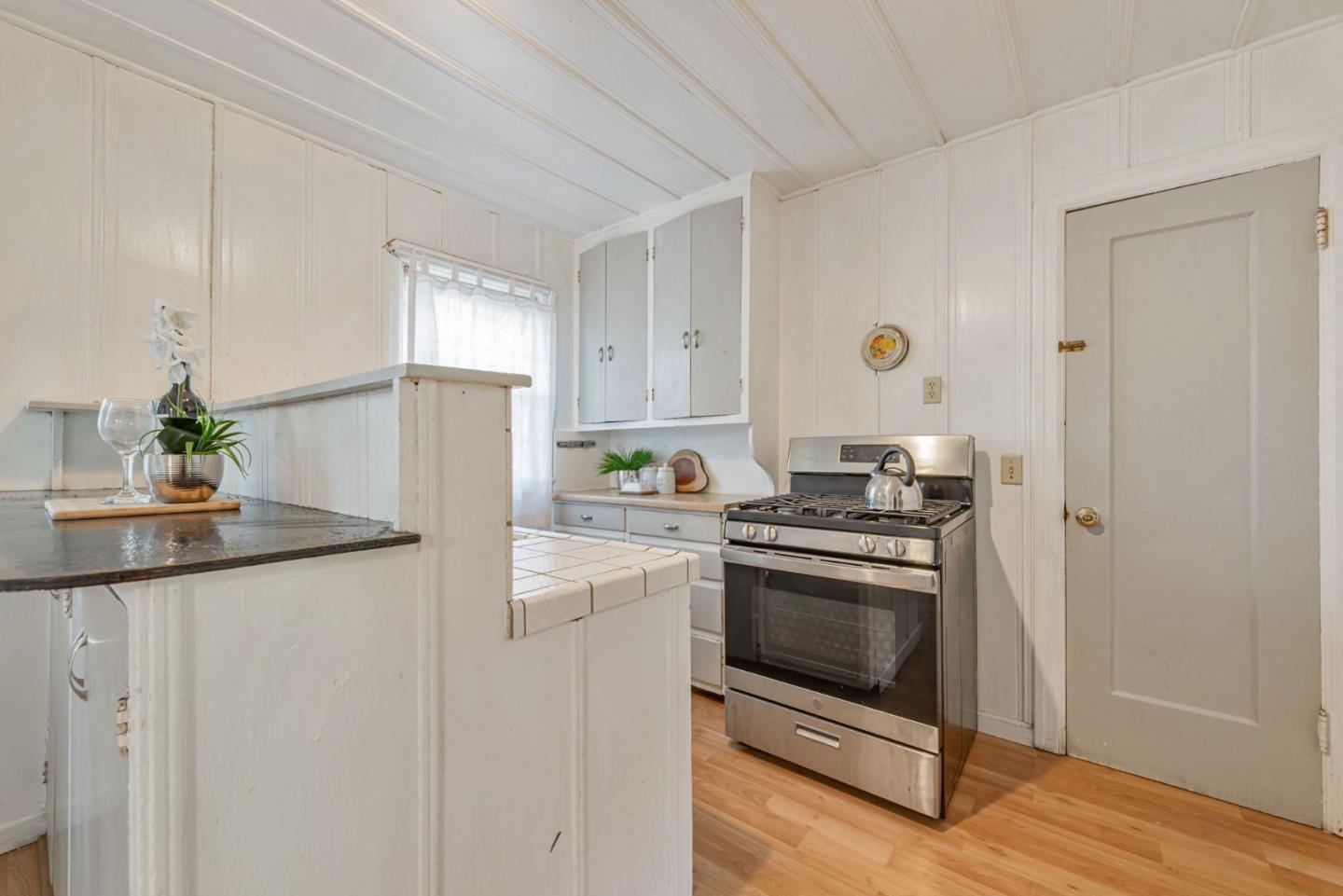 Detail Gallery Image 9 of 26 For 1015 Valota Rd, Redwood City,  CA 94061 - 2 Beds | 1 Baths