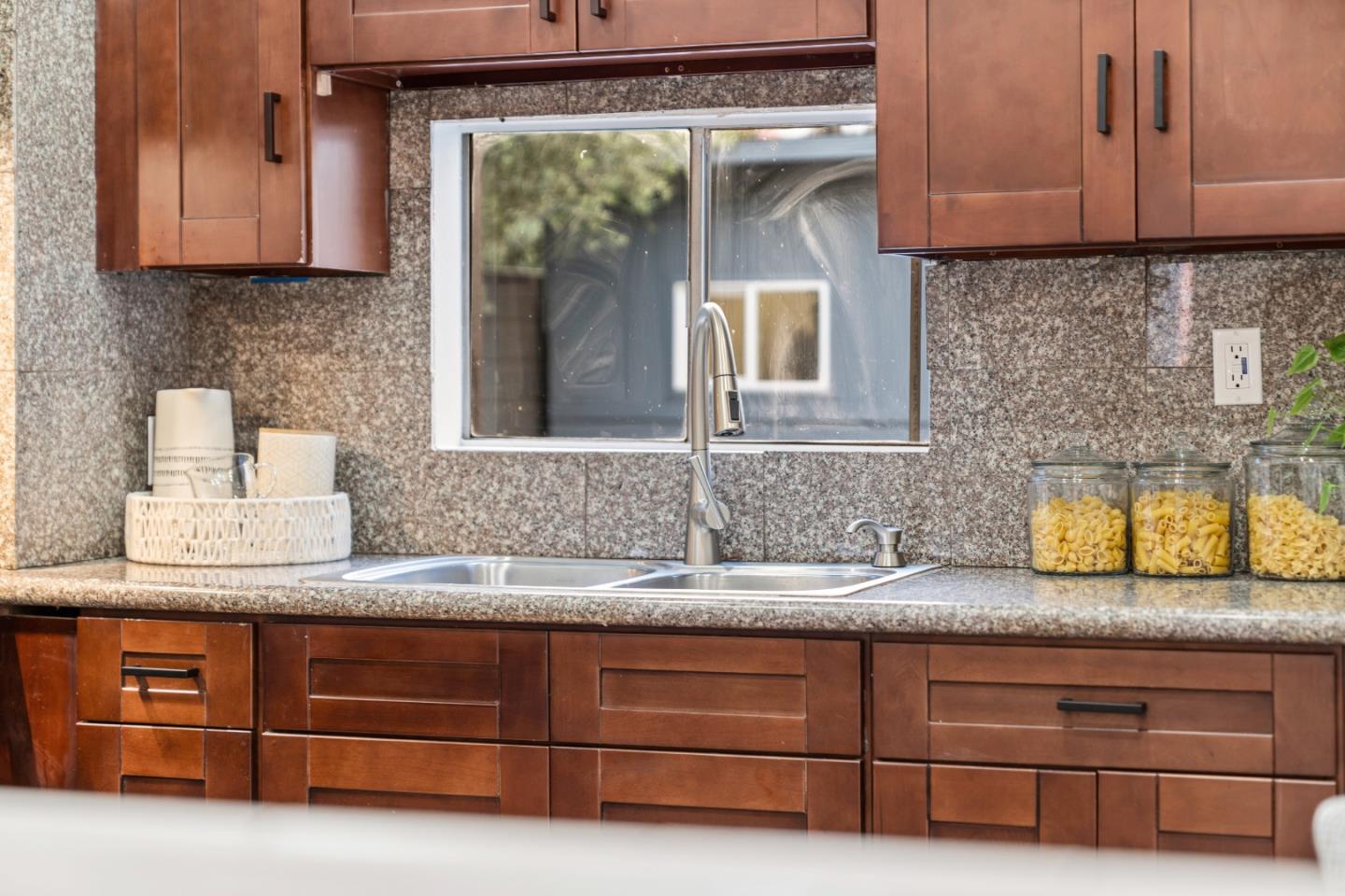 Detail Gallery Image 14 of 64 For 1338 York St, San Francisco,  CA 94110 - 3 Beds | 1 Baths