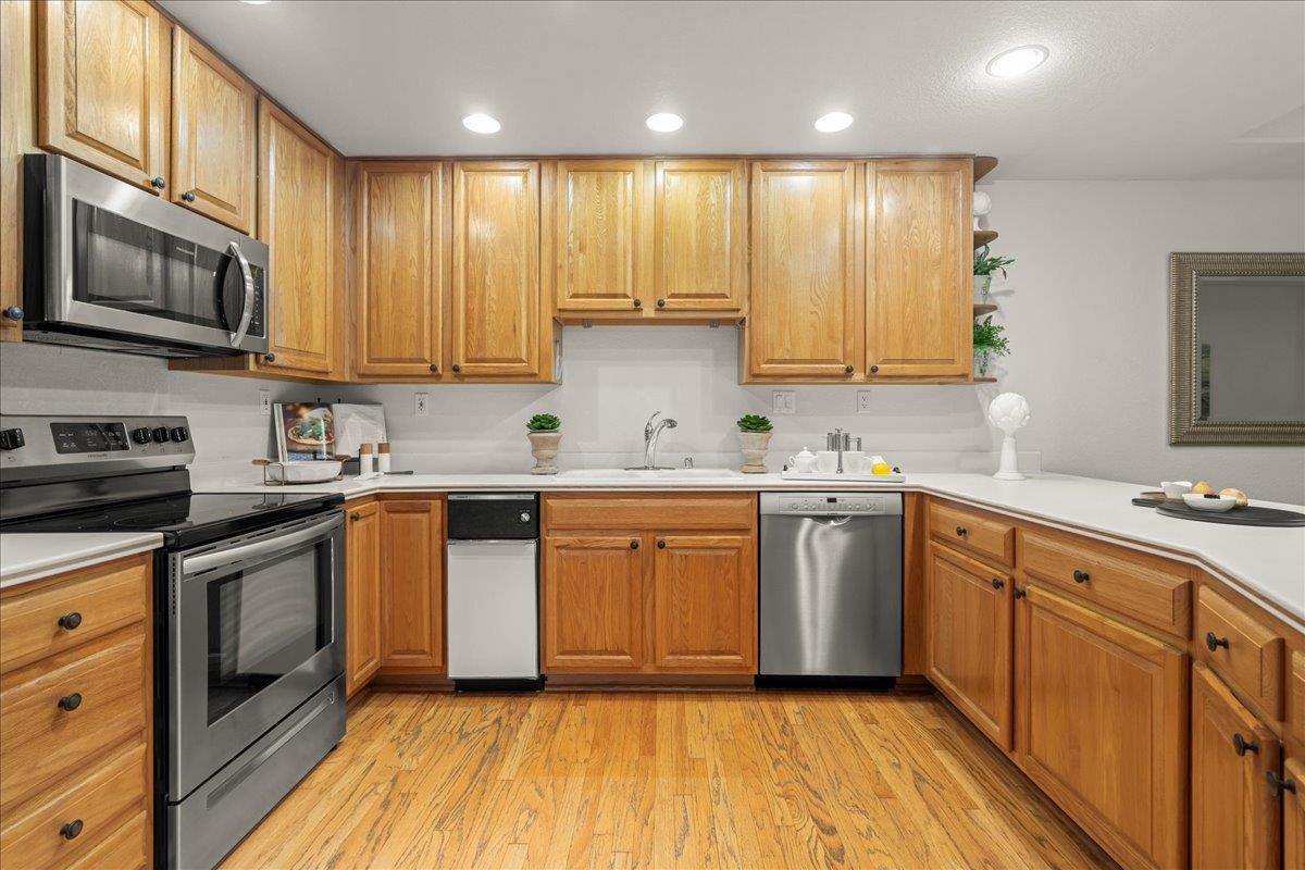 Detail Gallery Image 17 of 37 For 4173 El Camino Real #13,  Palo Alto,  CA 94306 - 3 Beds | 3 Baths