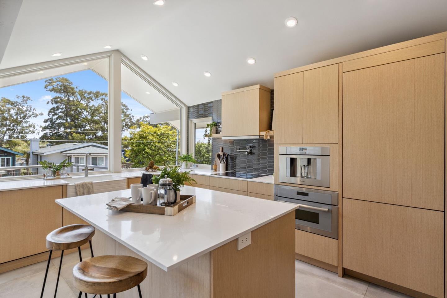 Detail Gallery Image 8 of 51 For 237 21st Ave, Santa Cruz,  CA 95062 - 3 Beds | 2 Baths