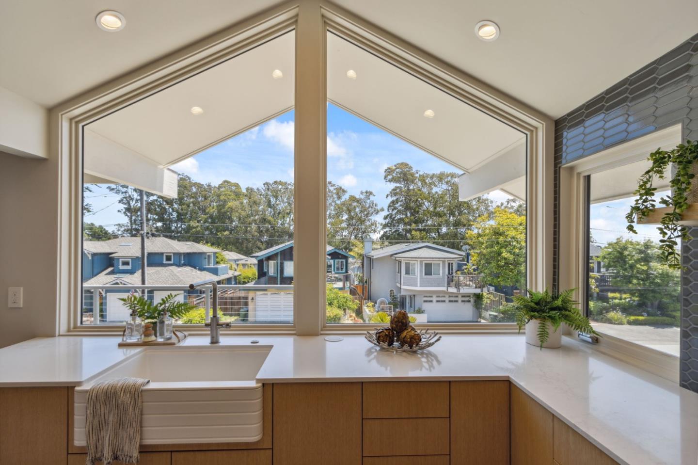 Detail Gallery Image 9 of 51 For 237 21st Ave, Santa Cruz,  CA 95062 - 3 Beds | 2 Baths