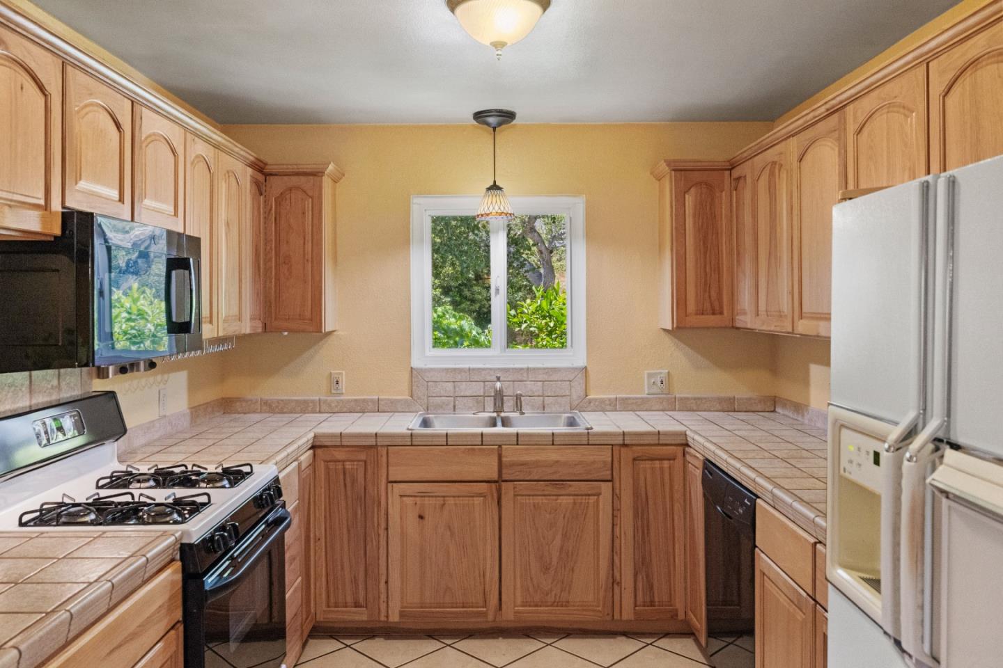 Detail Gallery Image 11 of 41 For 19060 Oak Heights Dr, Salinas,  CA 93907 - 3 Beds | 2 Baths
