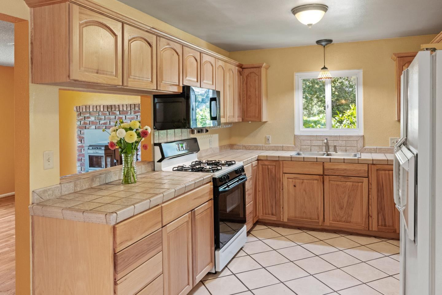 Detail Gallery Image 12 of 41 For 19060 Oak Heights Dr, Salinas,  CA 93907 - 3 Beds | 2 Baths