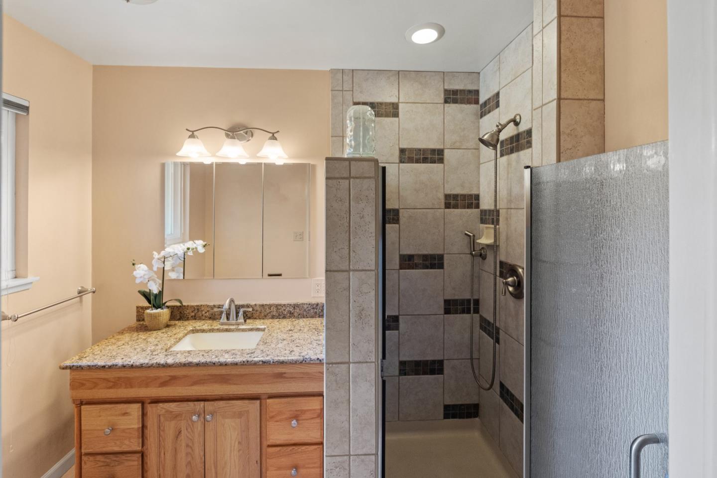 Detail Gallery Image 17 of 41 For 19060 Oak Heights Dr, Salinas,  CA 93907 - 3 Beds | 2 Baths