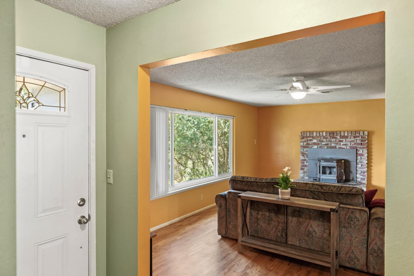 Detail Gallery Image 4 of 41 For 19060 Oak Heights Dr, Salinas,  CA 93907 - 3 Beds | 2 Baths