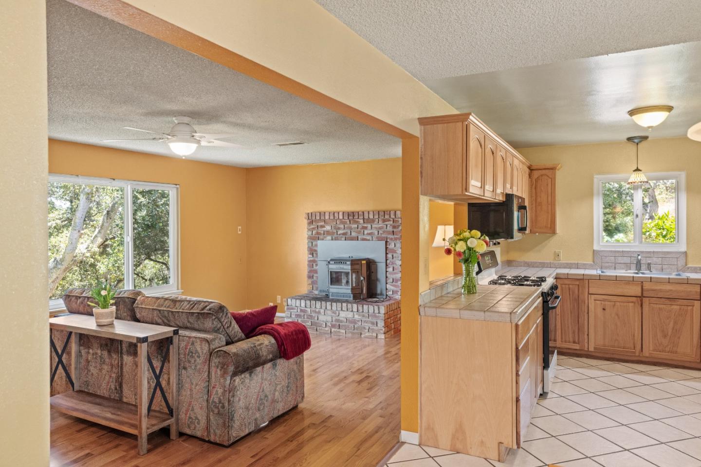 Detail Gallery Image 8 of 41 For 19060 Oak Heights Dr, Salinas,  CA 93907 - 3 Beds | 2 Baths