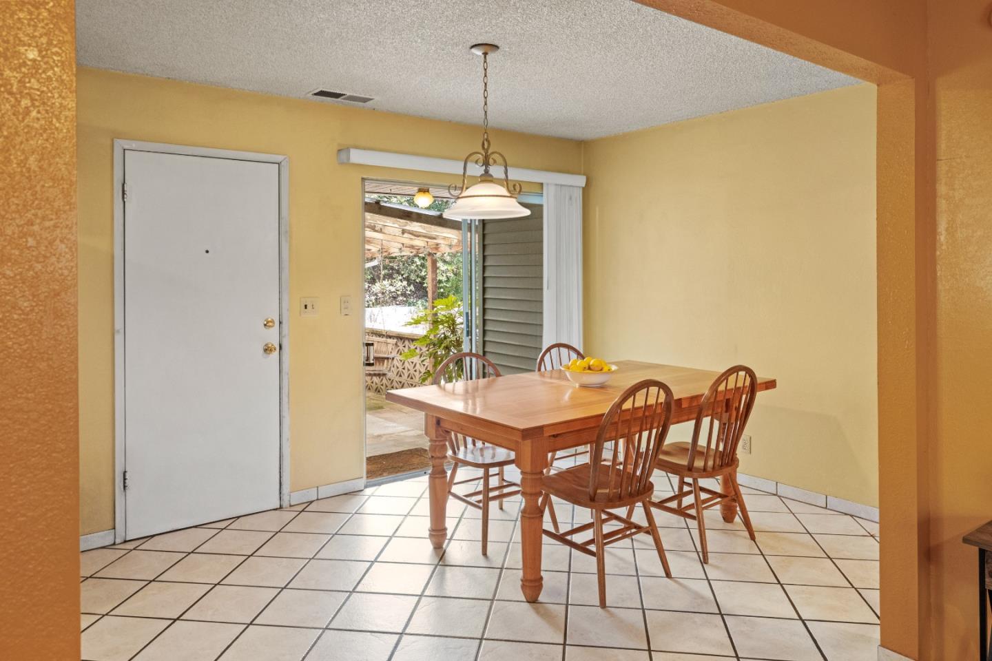 Detail Gallery Image 9 of 41 For 19060 Oak Heights Dr, Salinas,  CA 93907 - 3 Beds | 2 Baths