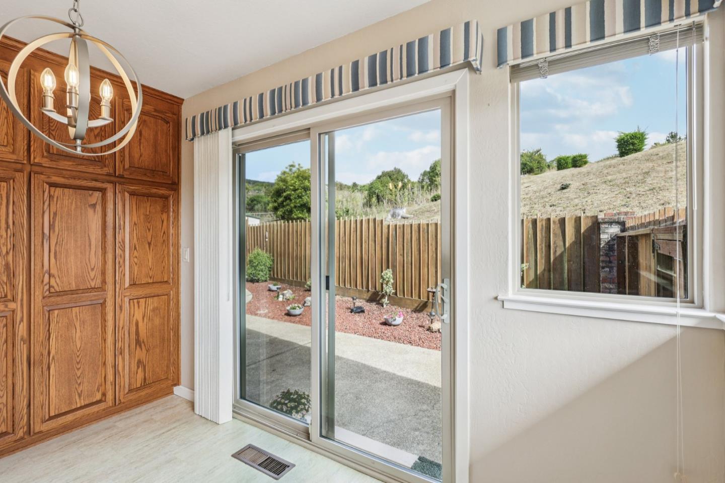 Detail Gallery Image 16 of 56 For 908 Park Pacifica Ave, Pacifica,  CA 94044 - 4 Beds | 2/1 Baths