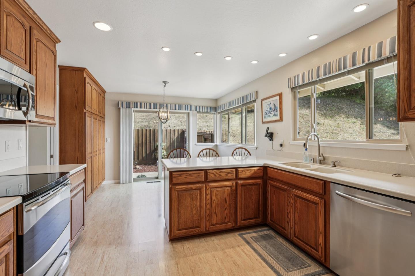 Detail Gallery Image 17 of 56 For 908 Park Pacifica Ave, Pacifica,  CA 94044 - 4 Beds | 2/1 Baths