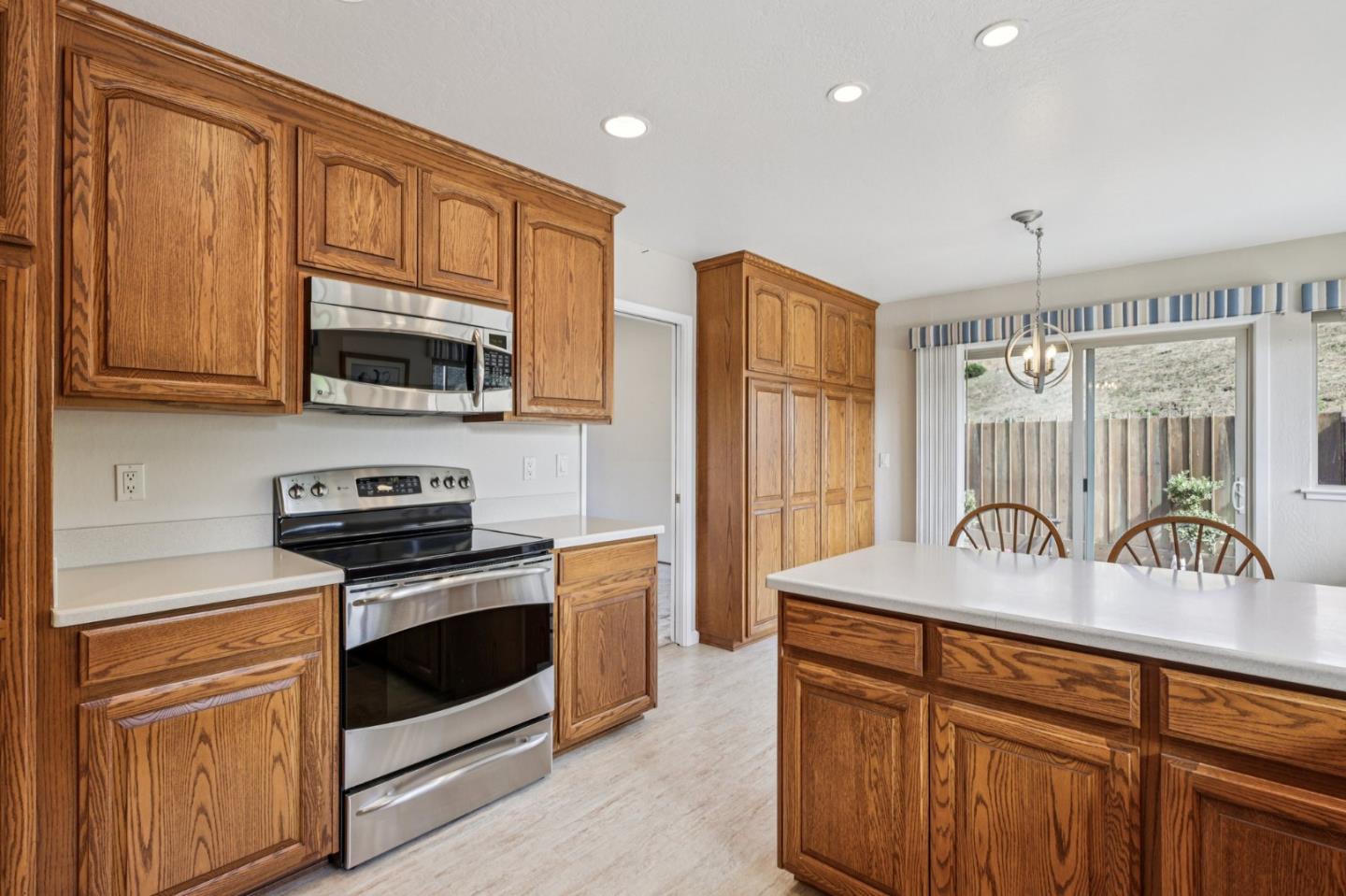 Detail Gallery Image 18 of 56 For 908 Park Pacifica Ave, Pacifica,  CA 94044 - 4 Beds | 2/1 Baths
