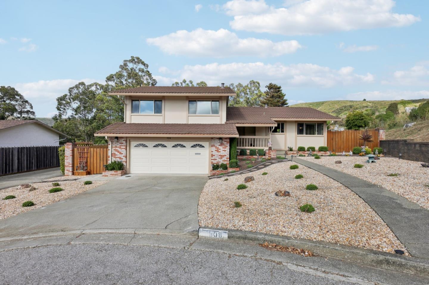 Detail Gallery Image 4 of 56 For 908 Park Pacifica Ave, Pacifica,  CA 94044 - 4 Beds | 2/1 Baths