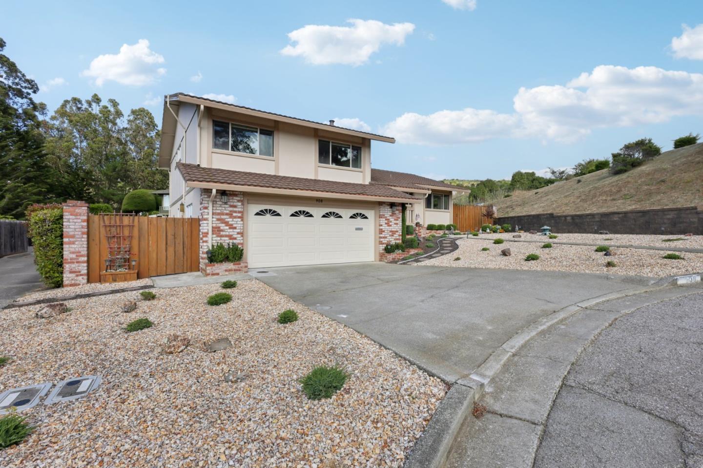 Detail Gallery Image 5 of 56 For 908 Park Pacifica Ave, Pacifica,  CA 94044 - 4 Beds | 2/1 Baths
