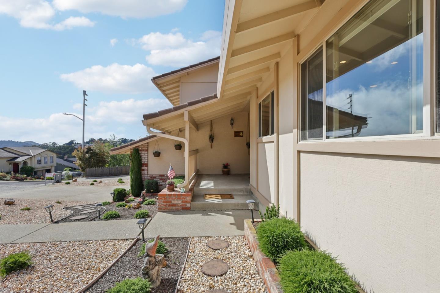 Detail Gallery Image 7 of 56 For 908 Park Pacifica Ave, Pacifica,  CA 94044 - 4 Beds | 2/1 Baths
