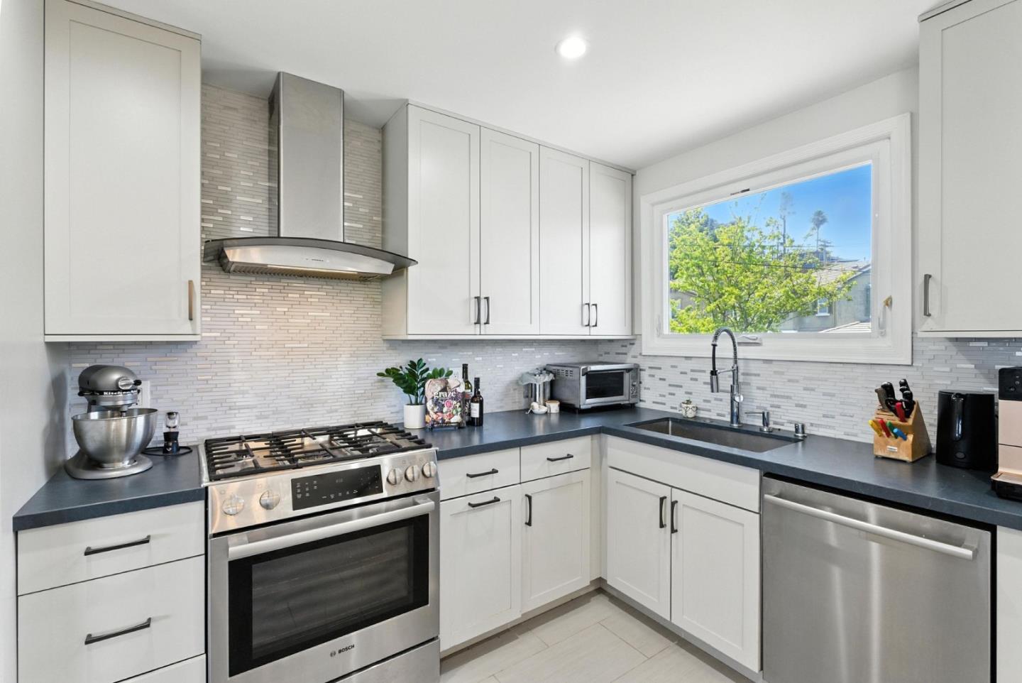 Detail Gallery Image 13 of 42 For 583 Hawthorne Ave, San Bruno,  CA 94066 - 3 Beds | 2 Baths