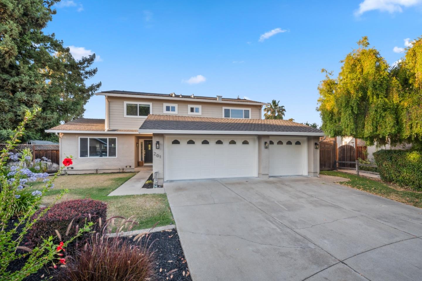 Detail Gallery Image 3 of 42 For 201 Bahia Ct, San Jose,  CA 95119 - 5 Beds | 3 Baths