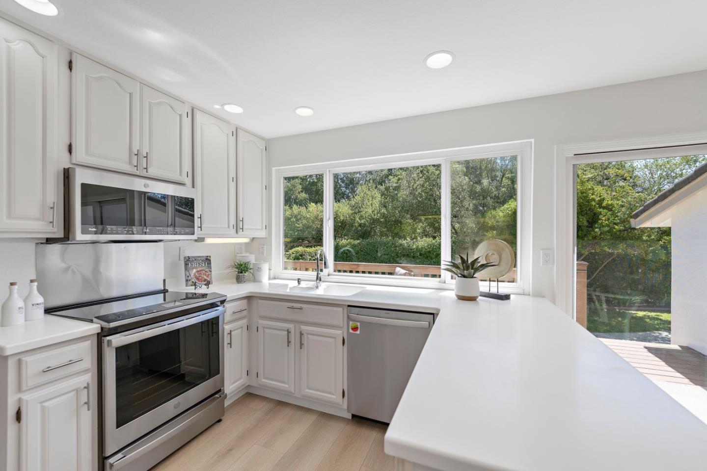 Detail Gallery Image 7 of 56 For 1580 Benton St, Sunnyvale,  CA 94087 - 5 Beds | 3 Baths