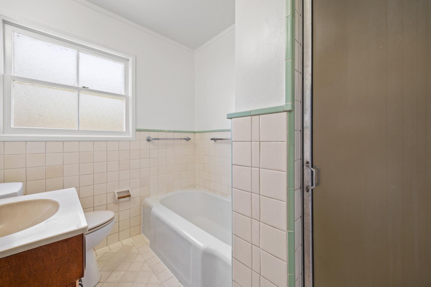 Detail Gallery Image 13 of 17 For 1423 Greenwood Ave, San Carlos,  CA 94070 - 2 Beds | 1 Baths
