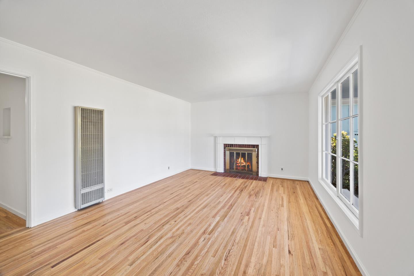 Detail Gallery Image 6 of 17 For 1423 Greenwood Ave, San Carlos,  CA 94070 - 2 Beds | 1 Baths
