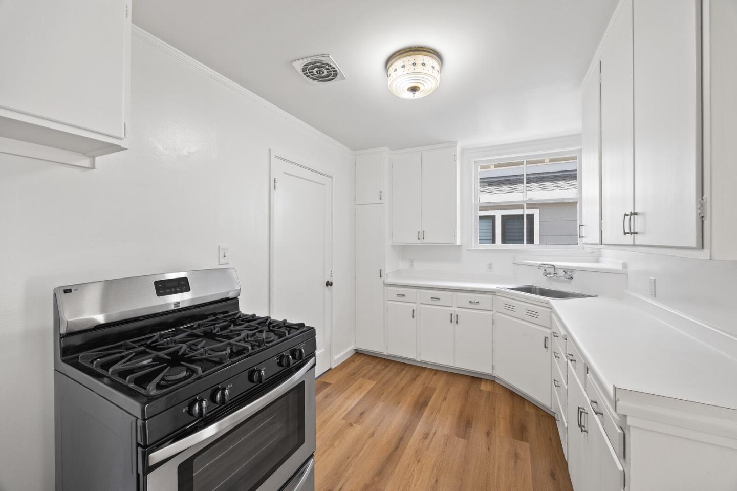Detail Gallery Image 7 of 17 For 1423 Greenwood Ave, San Carlos,  CA 94070 - 2 Beds | 1 Baths