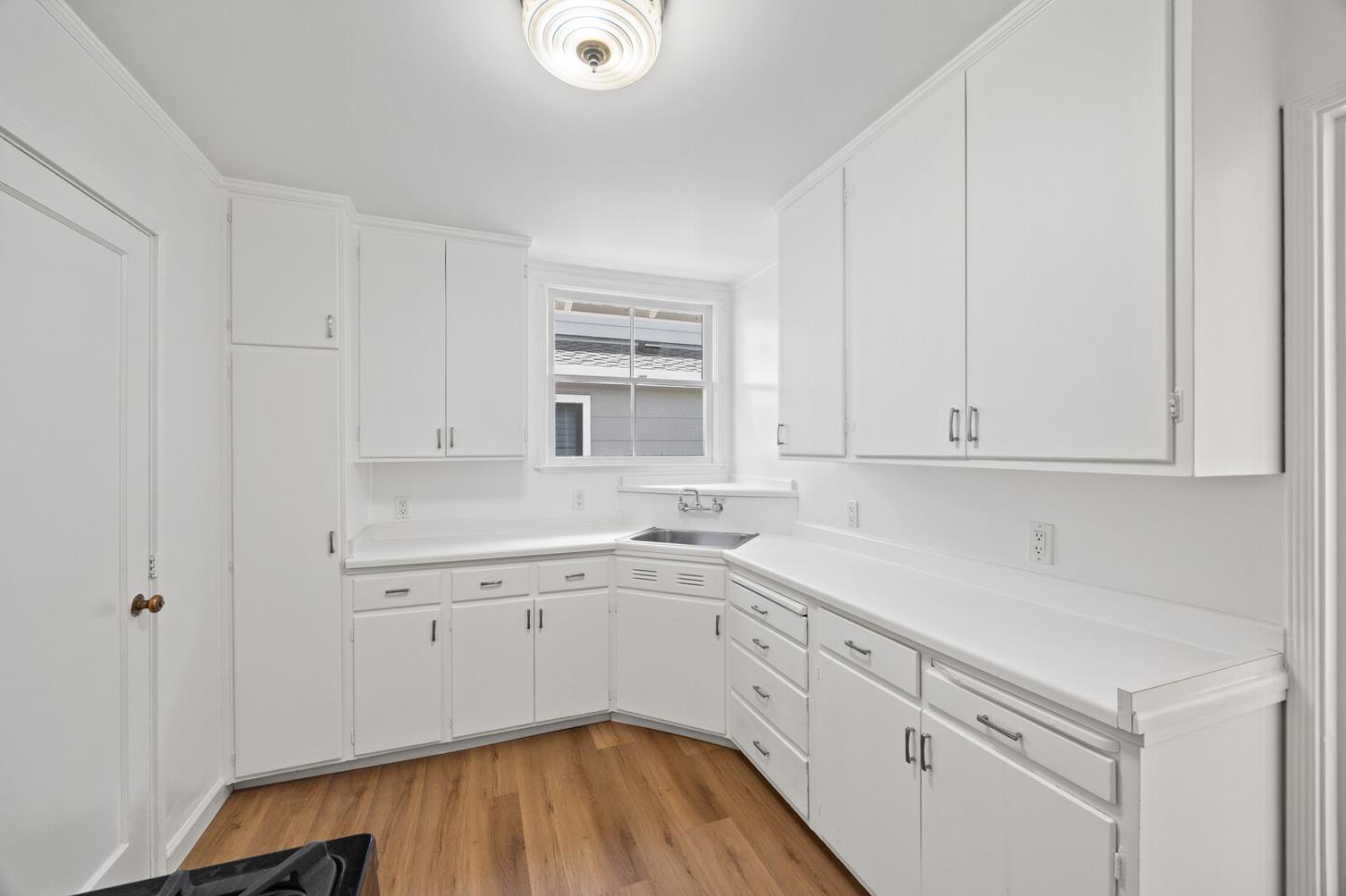 Detail Gallery Image 8 of 17 For 1423 Greenwood Ave, San Carlos,  CA 94070 - 2 Beds | 1 Baths