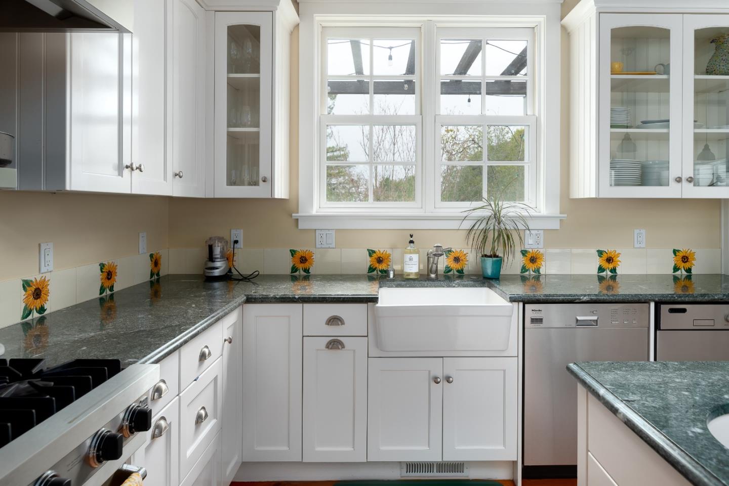 Detail Gallery Image 10 of 39 For 270 Gabarda Way, Portola Valley,  CA 94028 - 5 Beds | 3/1 Baths