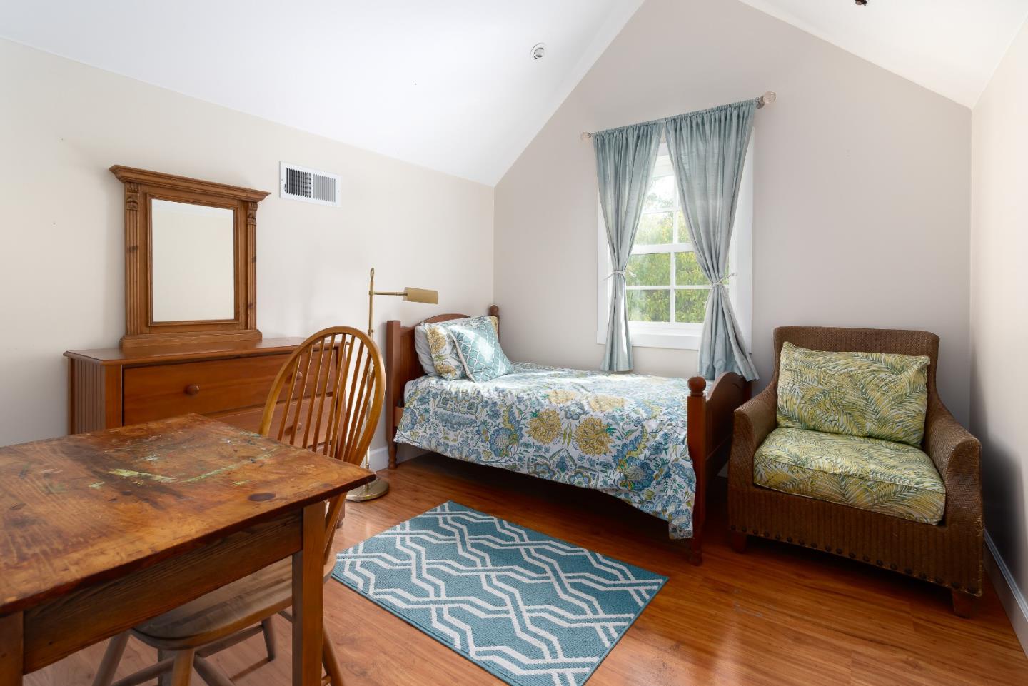 Detail Gallery Image 26 of 39 For 270 Gabarda Way, Portola Valley,  CA 94028 - 5 Beds | 3/1 Baths