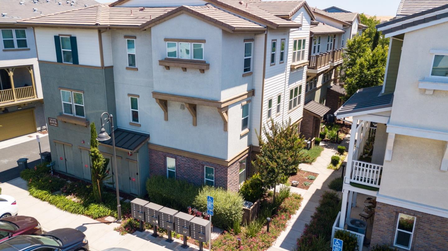 Detail Gallery Image 3 of 31 For 4053 Clare St, Dublin,  CA 94568 - 4 Beds | 3/1 Baths