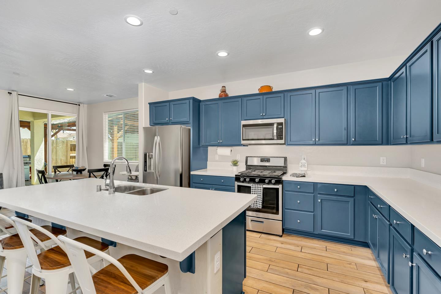 Detail Gallery Image 8 of 50 For 2040 Edwards St, Los Banos,  CA 93635 - 4 Beds | 3 Baths