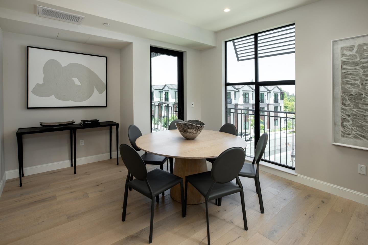 Detail Gallery Image 4 of 11 For 450 First St #302,  Los Altos,  CA 94022 - 2 Beds | 2/1 Baths