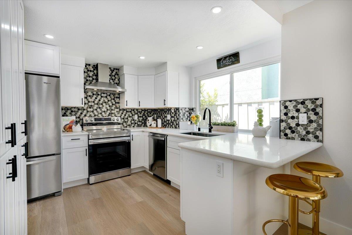 Detail Gallery Image 15 of 35 For 505 Drake Ct, Foster City,  CA 94404 - 4 Beds | 2/1 Baths