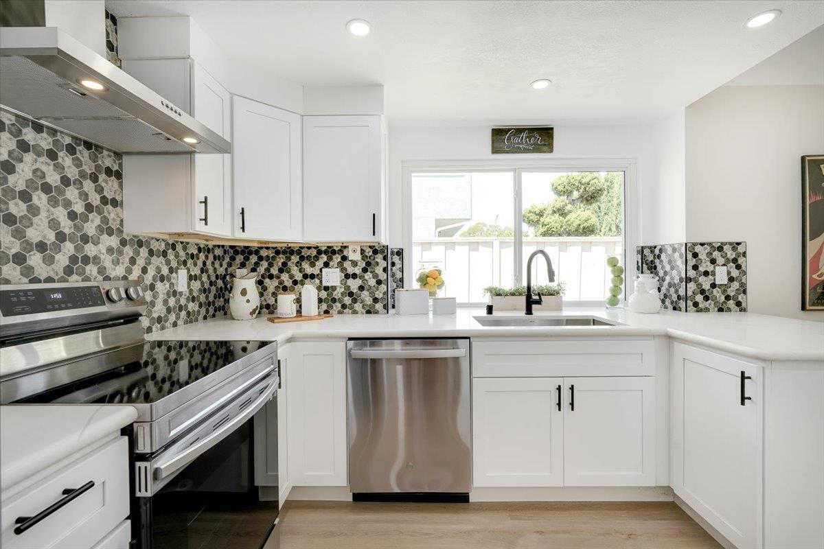 Detail Gallery Image 16 of 35 For 505 Drake Ct, Foster City,  CA 94404 - 4 Beds | 2/1 Baths