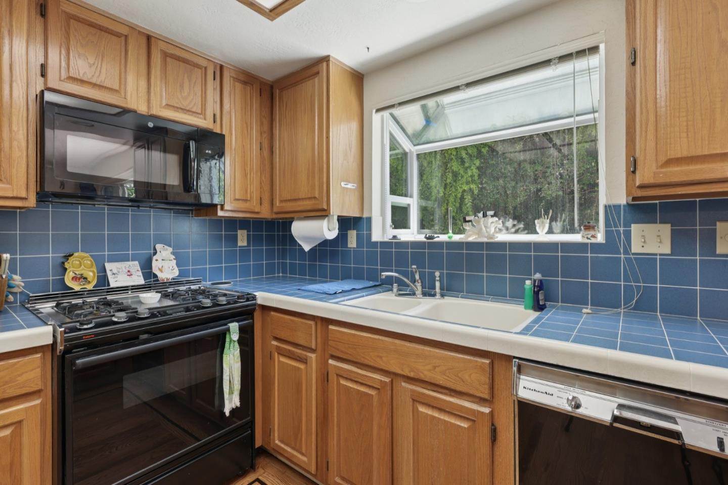 Detail Gallery Image 11 of 32 For 296 San Pedro Ave, Pacifica,  CA 94044 - 4 Beds | 2/1 Baths
