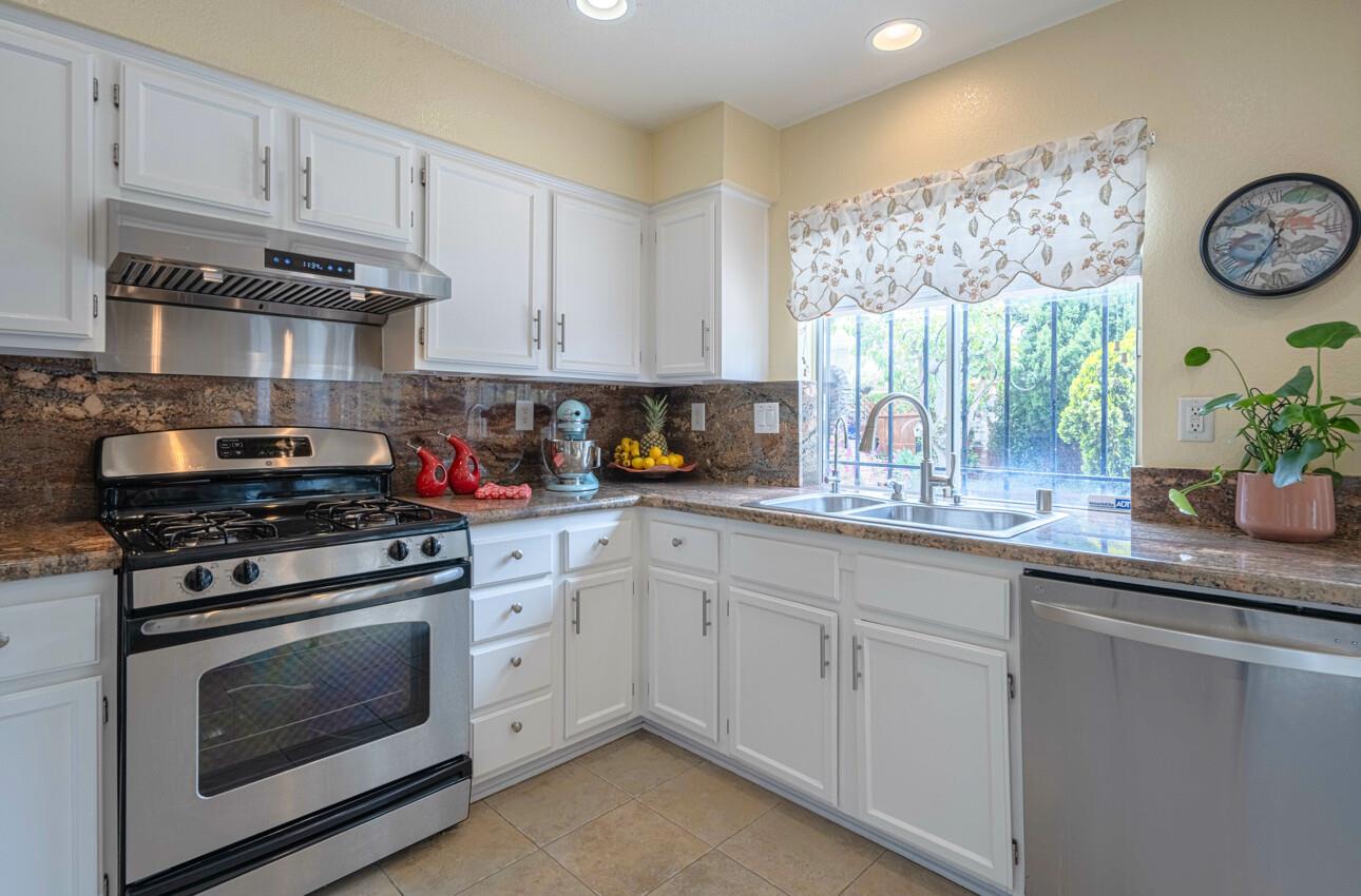 Detail Gallery Image 14 of 43 For 1768 Delancey Dr, Salinas,  CA 93906 - 4 Beds | 2/1 Baths