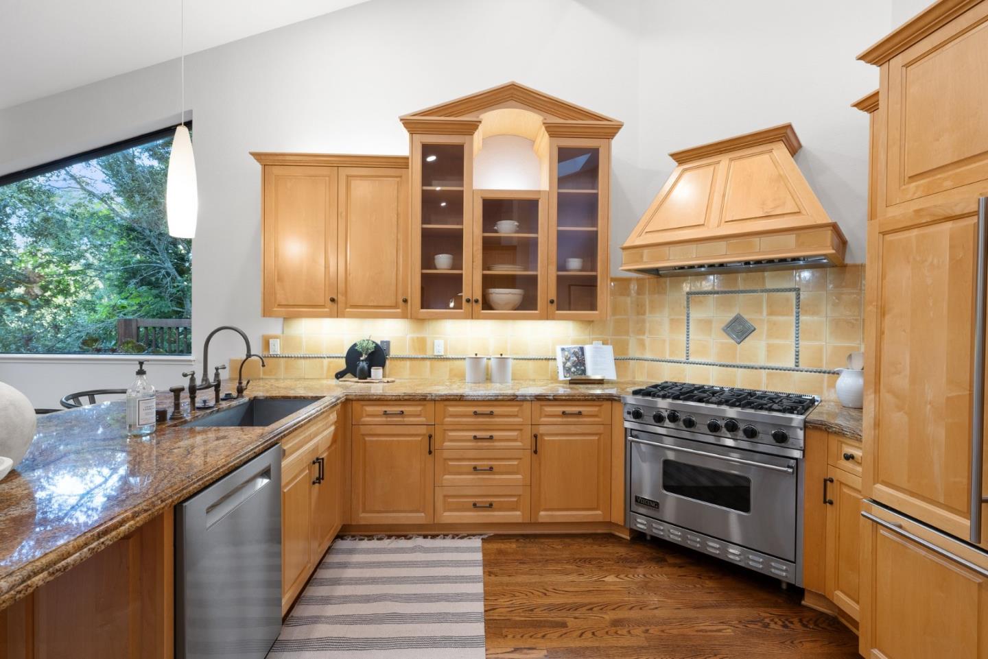 Detail Gallery Image 11 of 71 For 21 Valley Oak St, Portola Valley,  CA 94028 - 4 Beds | 3/1 Baths