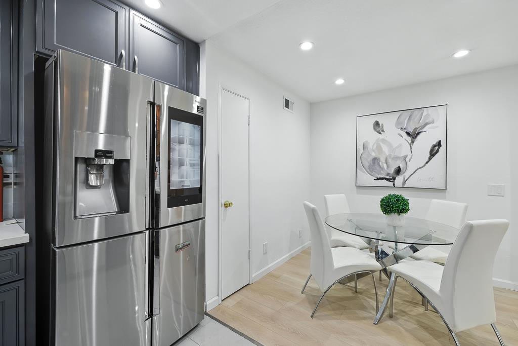 Detail Gallery Image 17 of 40 For 2452 W Bayshore Rd #UNIT 6,  Palo Alto,  CA 94303 - 3 Beds | 2 Baths