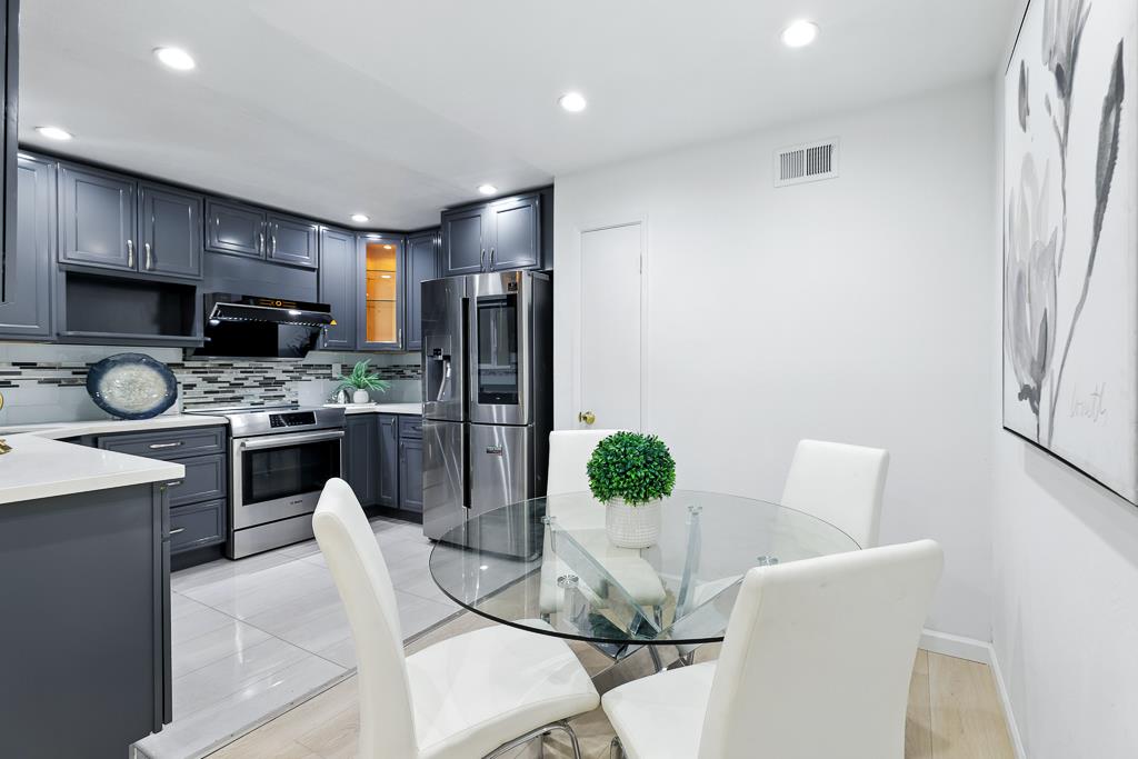 Detail Gallery Image 9 of 40 For 2452 W Bayshore Rd #UNIT 6,  Palo Alto,  CA 94303 - 3 Beds | 2 Baths