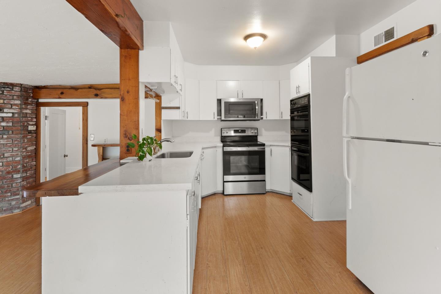 Detail Gallery Image 11 of 19 For 831 Seale Ave, Palo Alto,  CA 94303 - 3 Beds | 2 Baths