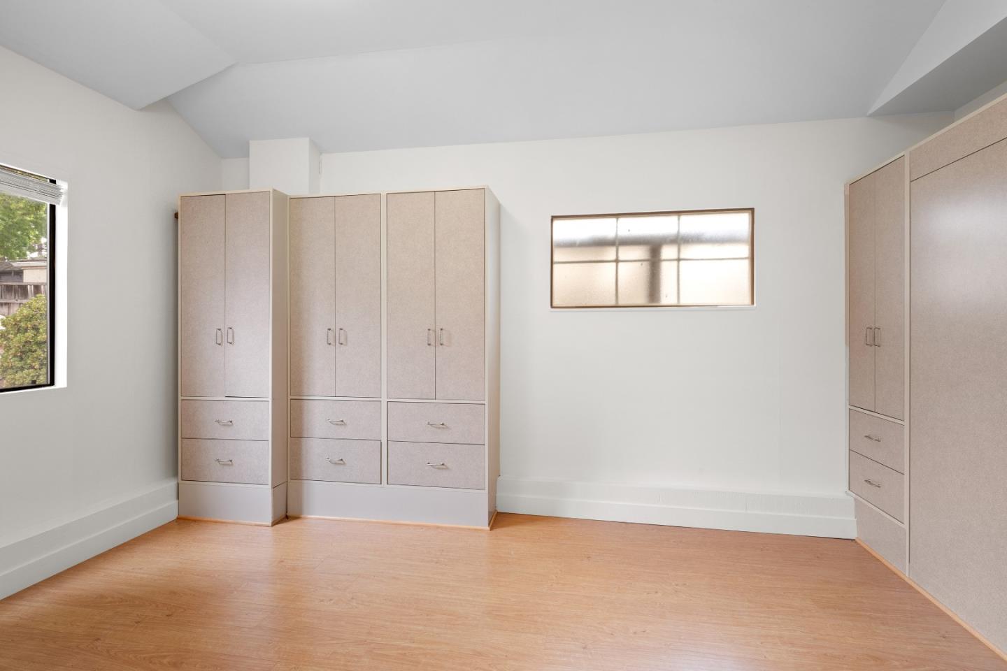 Detail Gallery Image 13 of 19 For 831 Seale Ave, Palo Alto,  CA 94303 - 3 Beds | 2 Baths