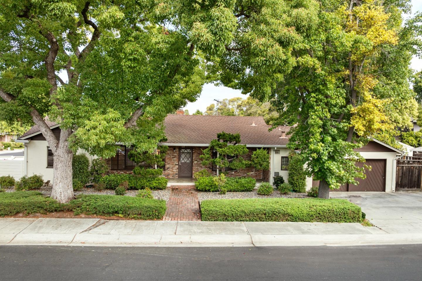 Detail Gallery Image 2 of 19 For 831 Seale Ave, Palo Alto,  CA 94303 - 3 Beds | 2 Baths