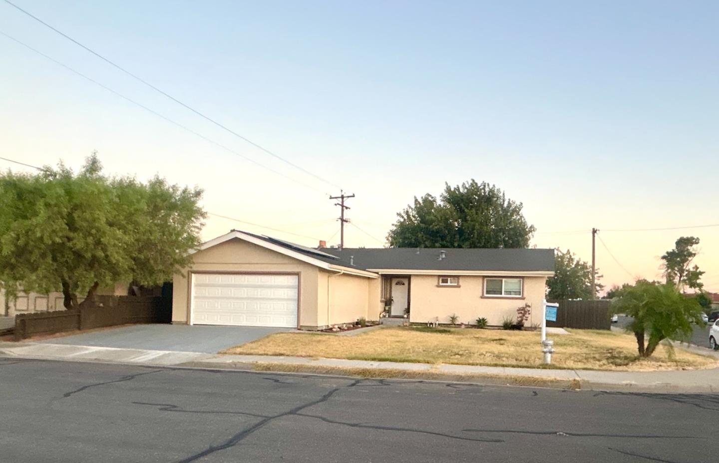 Detail Gallery Image 1 of 9 For 1303 Eagle St, Los Banos,  CA 93635 - 3 Beds | 2 Baths