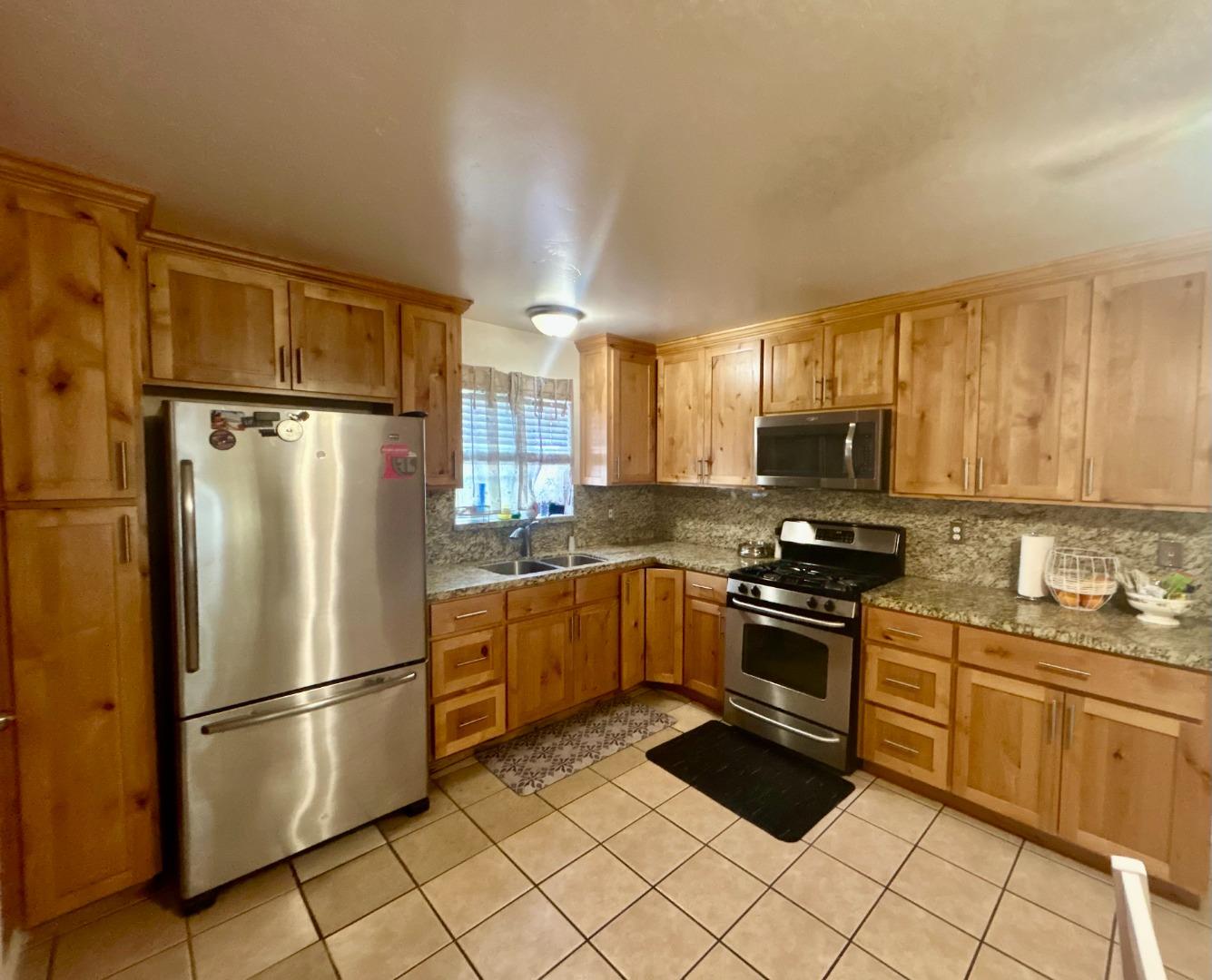 Detail Gallery Image 3 of 9 For 1303 Eagle St, Los Banos,  CA 93635 - 3 Beds | 2 Baths