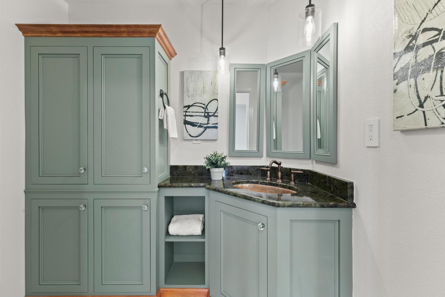 Detail Gallery Image 11 of 42 For 2982 Arguello Dr, Burlingame,  CA 94010 - 3 Beds | 2/1 Baths