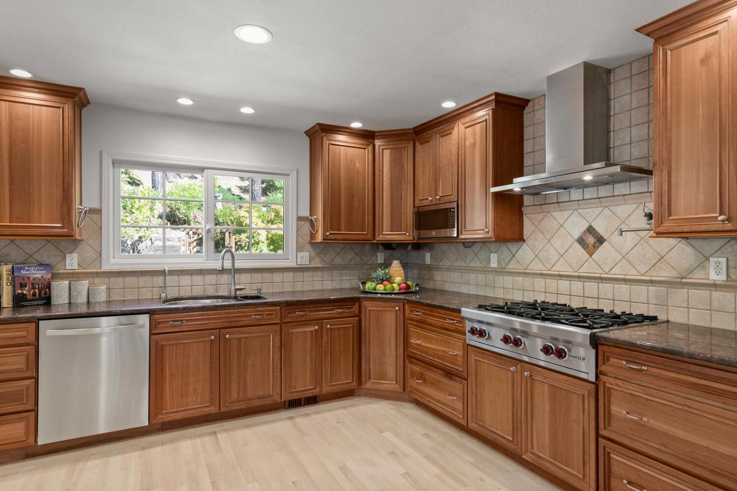 Detail Gallery Image 14 of 42 For 2982 Arguello Dr, Burlingame,  CA 94010 - 3 Beds | 2/1 Baths