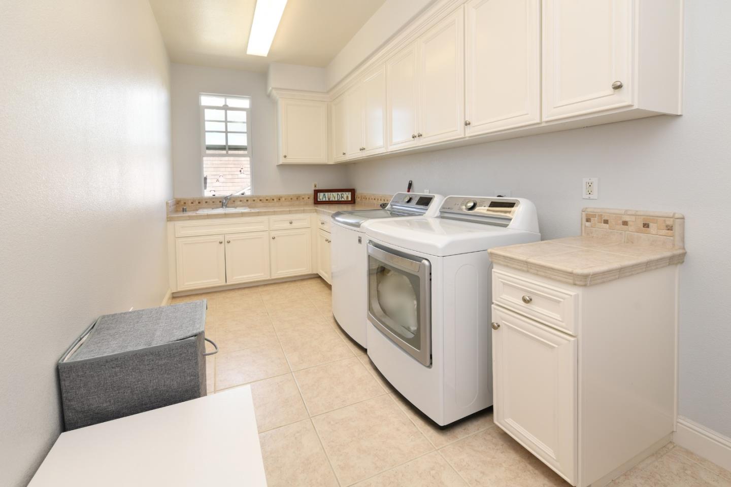 Detail Gallery Image 15 of 32 For 1322 Montrose Pl, Pleasanton,  CA 94566 - 6 Beds | 5/1 Baths