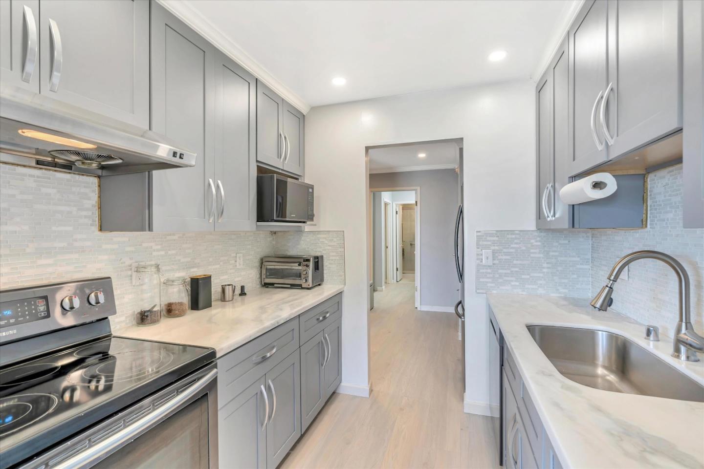 Detail Gallery Image 5 of 19 For 8 Admiral #331,  Emeryville,  CA 94608 - 1 Beds | 1 Baths
