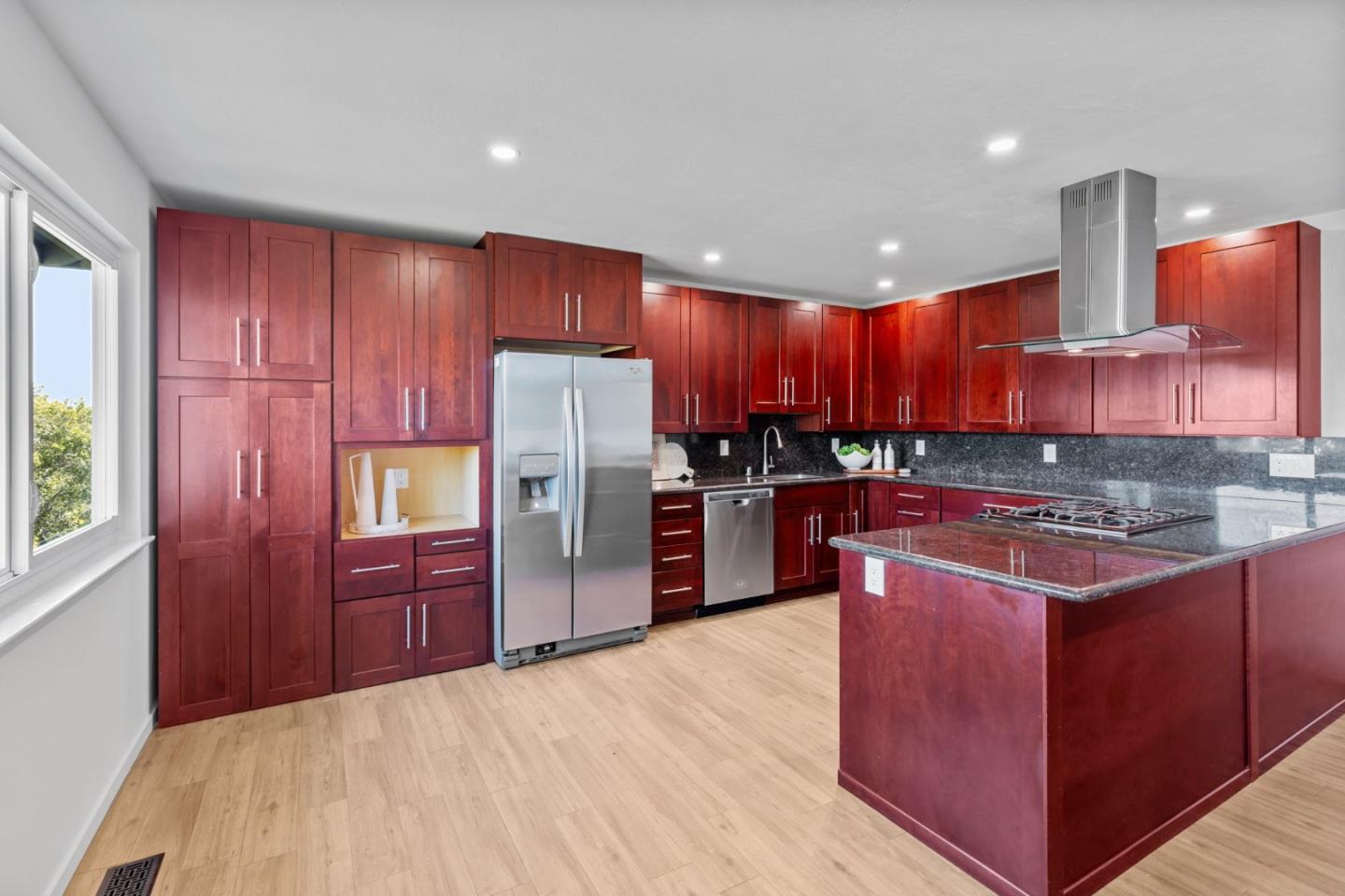Detail Gallery Image 13 of 42 For 162 Coronado Ave, San Carlos,  CA 94070 - 5 Beds | 3 Baths